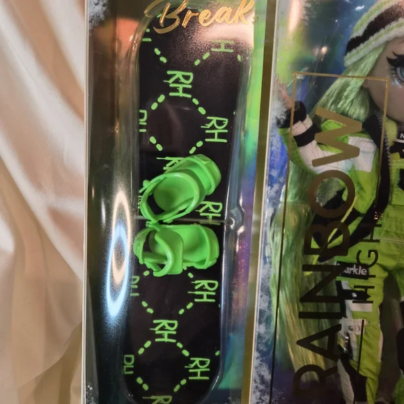 Rainbow High Winter Doll Jade Hunter * COLLECTIBLE!!! - Picture 4 of 8